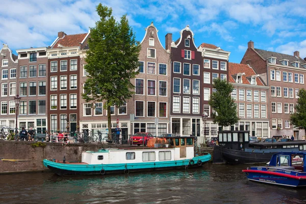 Traditionelle alte häuser und boote auf amsterdam kanal — Stockfoto