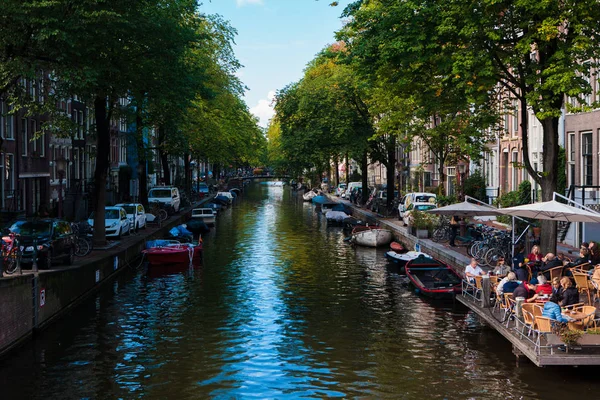 Tradiční staré domy a lodě na Amsterdam canal — Stock fotografie