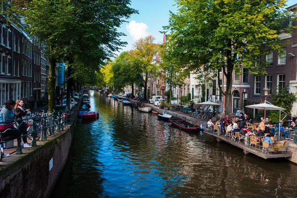 Tradiční staré domy a lodě na Amsterdam canal — Stock fotografie