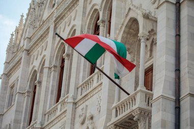 Macaristan Parlamentosu'nun duvarına Macar bayrak