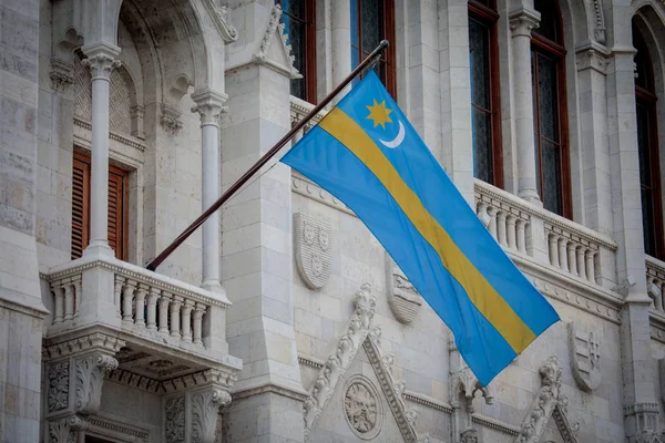 Macaristan Parlamentosu'nun Szekely ülkesi bayrağı