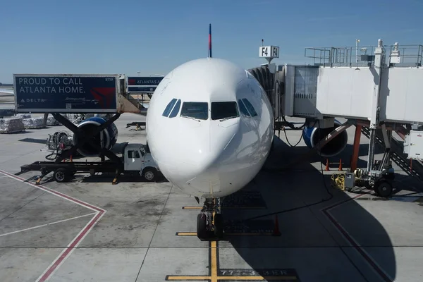 Delta Airlines пасажирський літак завантажується з вантажу — стокове фото