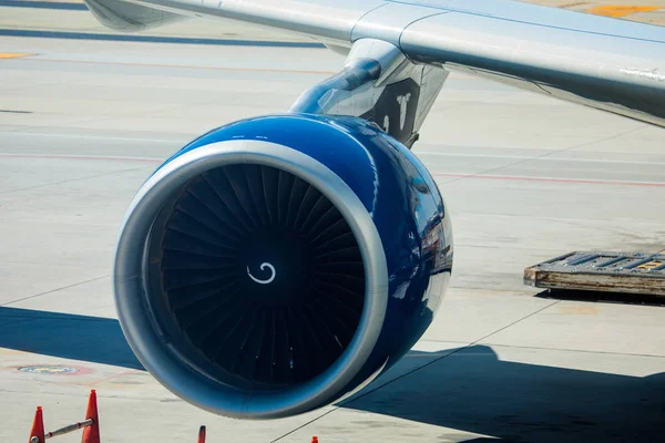 A Delta Airlines utasszállító repülőgép motor — Stock Fotó