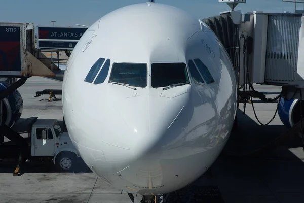 A Delta Airlines utasszállító repülőgép cockpit — Stock Fotó