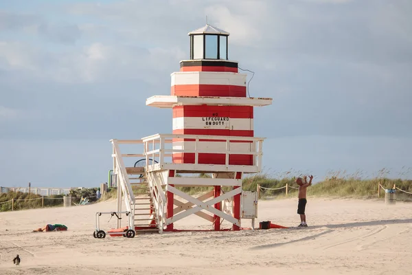 Kleurrijke badmeester toren op South Beach — Stockfoto