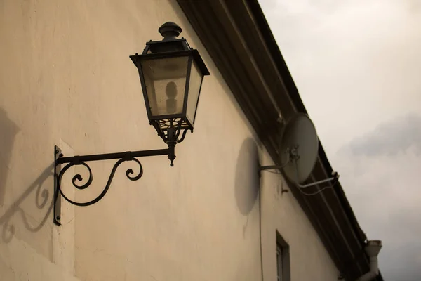 Decoratieve lantaarn op de muur in Uzupis — Stockfoto