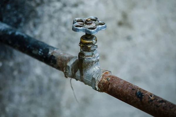 Antiguo tubo de agua oxidada con válvula — Foto de Stock