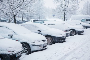 Büyük miktarda kar ile kaplı araç
