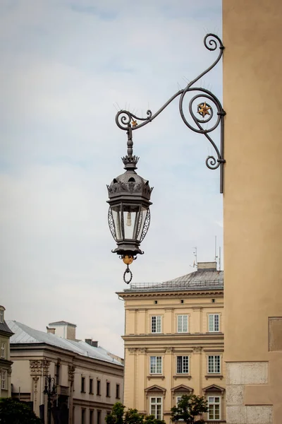 Decoratieve lantaarn op de muur in Krakau — Stockfoto