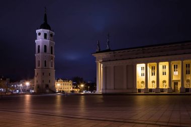 Vilnius Katedrali ve gece çan kulesi ile katedral Meydanı