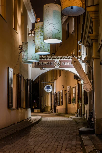 Pintoresca calle estrecha del casco antiguo de Vilna por la noche — Foto de Stock
