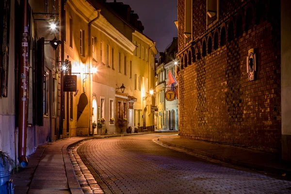 Pintoresca calle estrecha del casco antiguo de Vilna por la noche — Foto de Stock