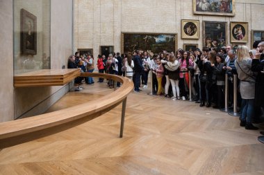 Mona Lisa portre Louvre Müzesi'nde