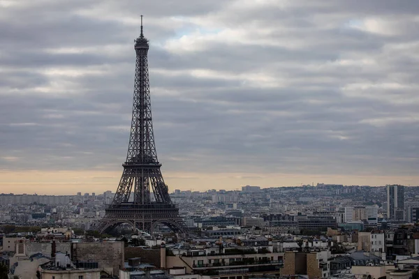 도시 스카이라인의 에펠 탑 — 스톡 사진