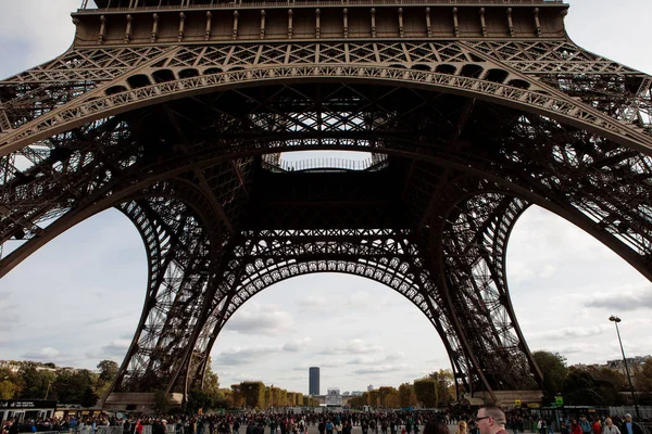 Alatt az eiffel-torony — Stock Fotó