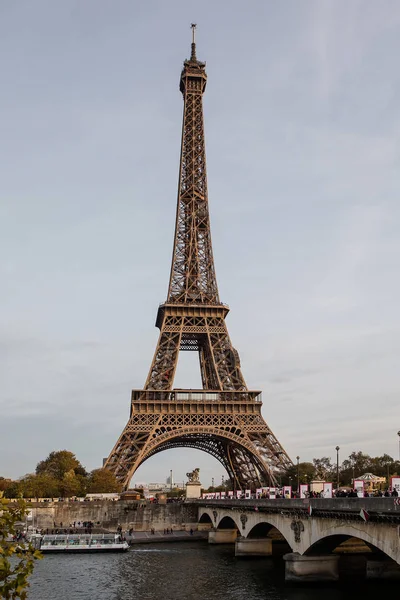Tour Eiffel dans la soirée — Photo