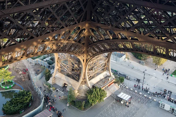 Huge leg (pylon) of the Eiffel Tower — Stock Photo, Image