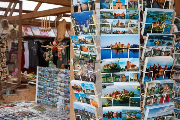 Postkarten auf Regalen mit Blick auf die Burg von Trakai — Stockfoto