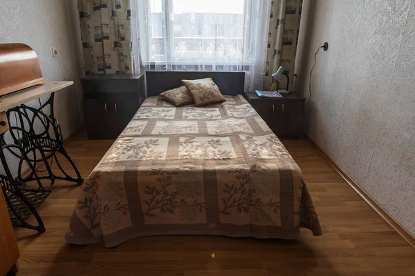 Sisustus tyypillinen Neuvostoliiton tyyliin huoneisto — kuvapankkivalokuva