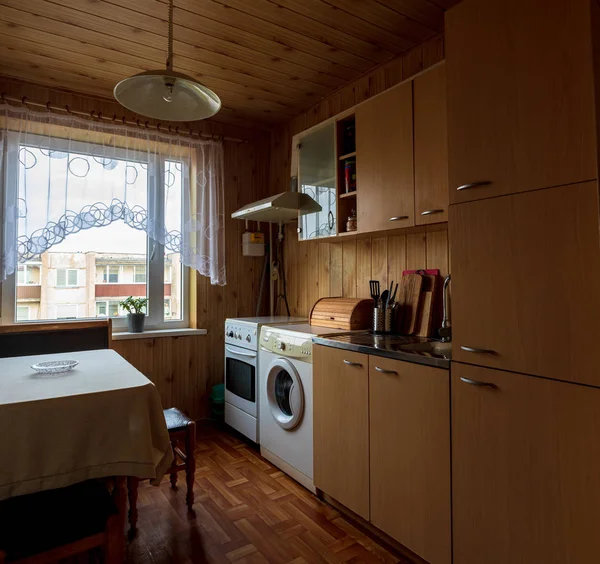 典型的苏维埃风格公寓的内部 免版税图库照片