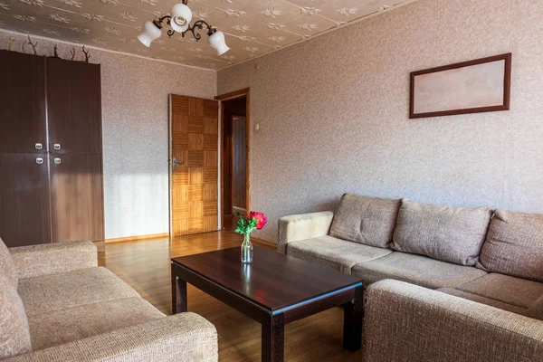 典型的苏维埃风格公寓的内部 免版税图库图片