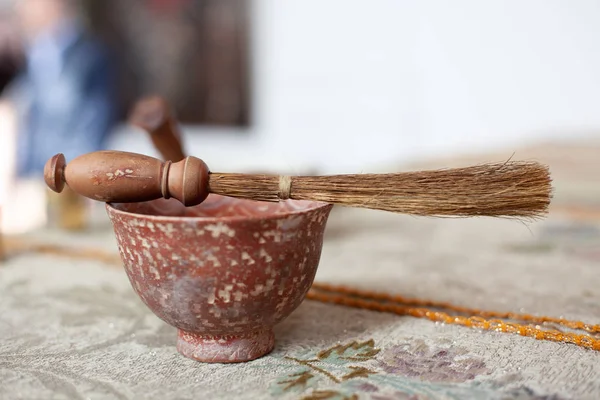 Kropáč leží na kbelík svěcenou vodou — Stock fotografie