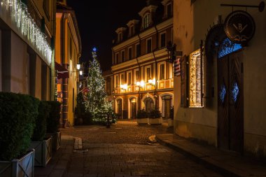Geceleri Vilnius eski şehrin pitoresk dar sokak