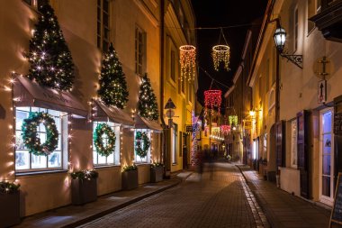 Geceleri Vilnius eski şehrin pitoresk dar sokak