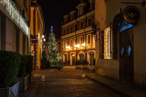 Malerische enge Gasse der Vilnius Altstadt bei Nacht — Stockfoto