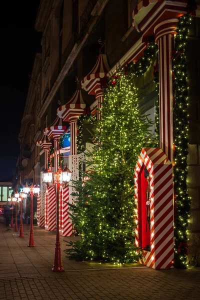 Festliche Vitrine mit Weihnachtsdekoration — Stockfoto