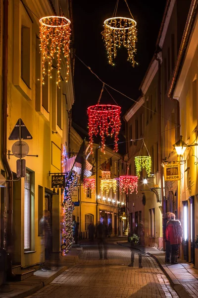 Pittoreske smal straatje van de oude stad van Vilnius in de nacht — Stockfoto