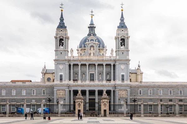 Almudena kathedraal in Madrid, Spanje — Stockfoto