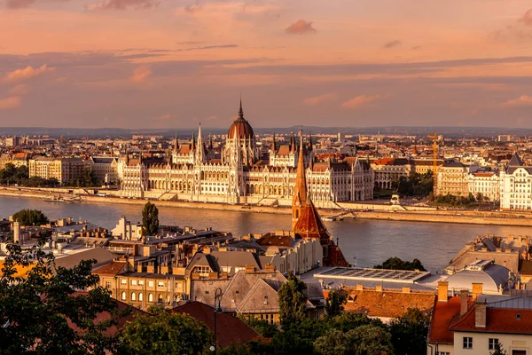 ハンガリーの議会の建物、ブダペスト、ハンガリー — ストック写真