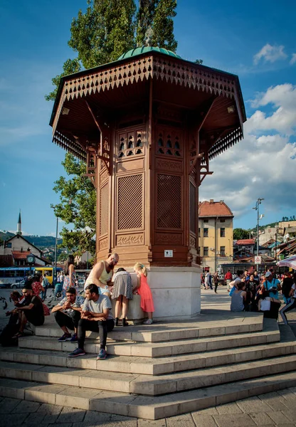 Sebilj fonte de madeira em Sarajevo, Bósnia e Herzegovina — Fotografia de Stock