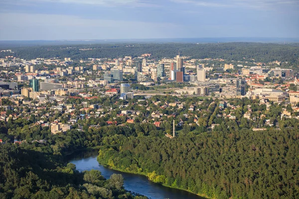 Vilnius stadsbild med Vingis park — Stockfoto