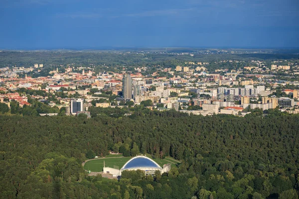 Cidade de Vilnius com parque Vingis — Fotografia de Stock