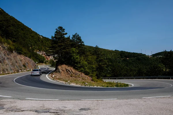 Изогнутая дорога в горах — стоковое фото