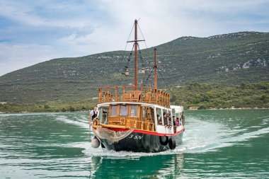 Yelkenli Mali Ston 'a yaklaşıyor.