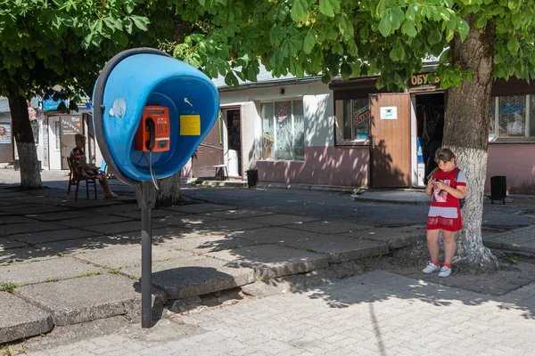 Gusev Rússia Junho 2019 Adprable Girls Texting Her Cell Phone — Fotografia de Stock