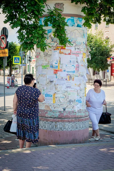 Gusev Russia June 2019 Elderly Women Read Adverts Bulletin Board — Stockfoto