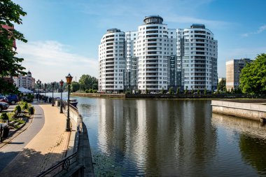Kalininingrad, Rusya - 20 Haziran 2019: Kaliningrad şehir merkezindeki Pregolya Nehri 'nin setindeki yeni konut binaları.