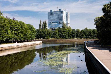 Kaliningrad, Rusya - 20 Haziran 2019: Kalininingrad şehir merkezinde Pregolya Nehri ile Sovyetler Evi. 