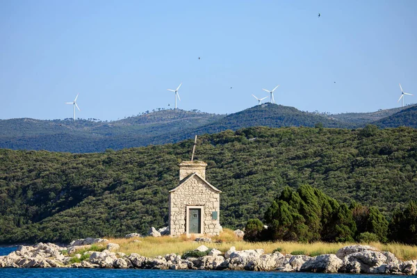 Piccola Isola Con Chiesa Nel Mare Adriatico Croazia Vicino Villaggio — Foto Stock