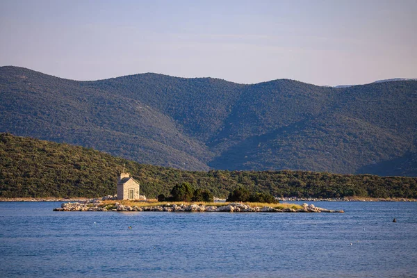 Klein Eiland Met Kerk Adriatische Zee Kroatië Buurt Van Dorp — Stockfoto