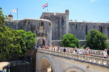 Dubrovnik, Hırvatistan - 8 Temmuz 2019: Hırvatistan 'ın Dubrovnik kentinin ana kapısı olan Yığın Kapısı' ndaki turistler.