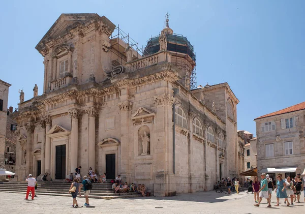 Dubrovnik, Hırvatistan - 8 Temmuz 2019: Bakire Meryem 'in Varsayımının Katedrali' nde Turistler Geziniyor. 
