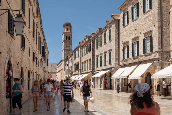 Dubrovnik, Hırvatistan - 8 Temmuz 2019: Dubrovnik 'teki ünlü tarihi Stradun caddesinde turistler yürüyor.