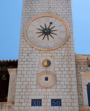 Hırvatistan 'ın Dubrovnik kentindeki Stradun Caddesi' ndeki antik saat kulesi