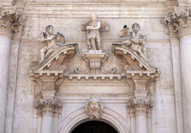 Hırvatistan 'ın Dubrovnik kentindeki Aziz Blaise Kilisesi' nin girişinin üzerindeki Melekler Heykelleri