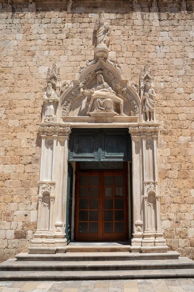 Hırvatistan Dubrovnik Kentindeki Fransisken Manastırının Süslü Girişi — Stok fotoğraf